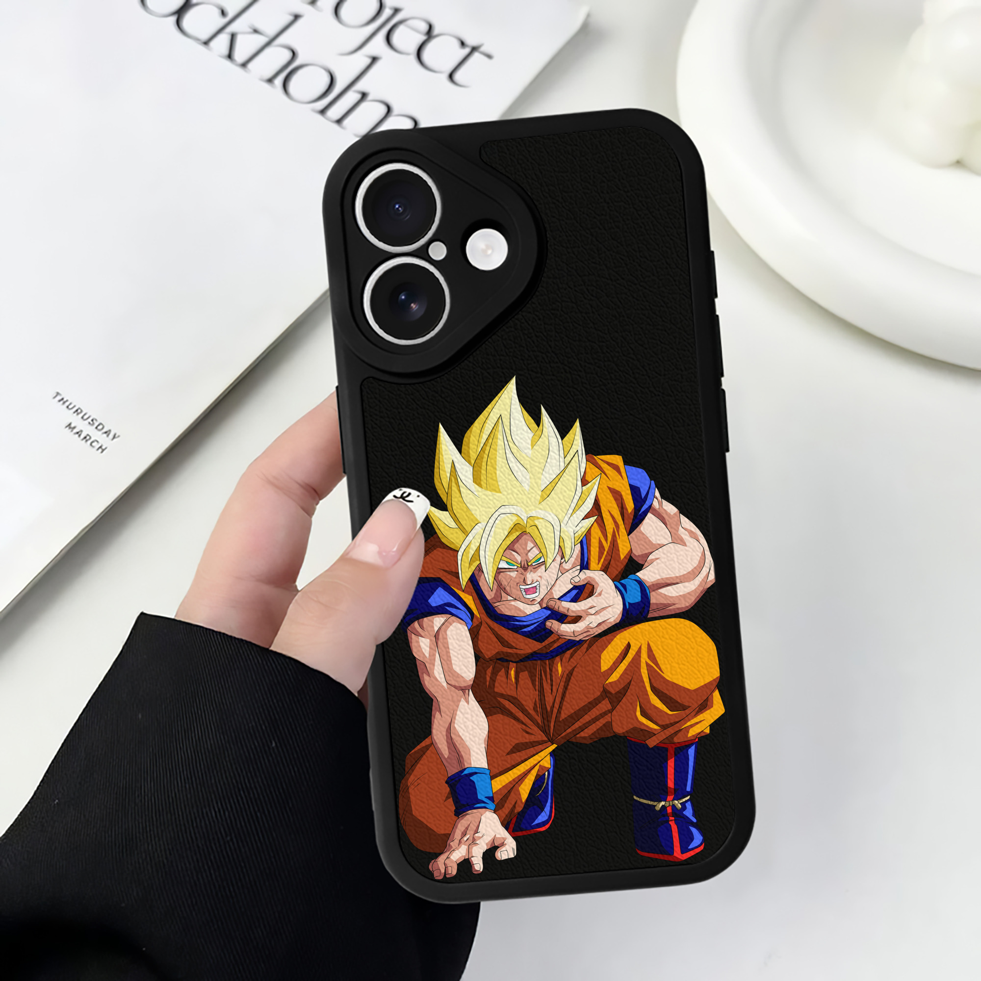 （画像用） ドラゴンボール 孫悟空（そん ごくう）Son Goku カカロット DRAGON BALL Kakarotto 【iPhone 16シリーズ対応】シリコンスマホケース（レザー調） 材質：シリコン